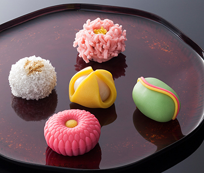 目も舌も楽しませる大阪の老舗菓子店「鶴屋八幡」の生菓子（三井製糖の砂糖を使用）。鶴屋八幡の技法は、約300年前の元禄時代までさかのぼる