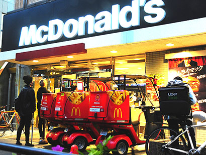 マクドナルドは店舗車両を増強するほか、ウーバーイーツとも連携してデリバリー販売を強化