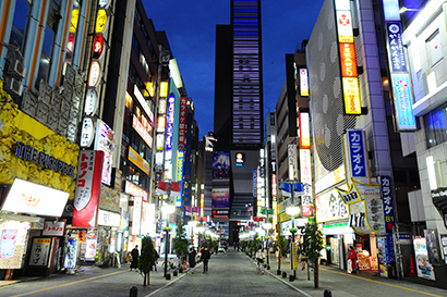21日午後6時半の東京・新宿の歌舞伎町。メーン通りのゴジラロードはガラガラ