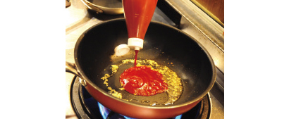 「高リコピントマト使用 トマトケチャップ」は少量でも色づきがよく、味もしっかりキマる。