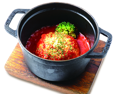 高リコピントマトの飲めるハンバーグ煮込み 1,080円（税抜き）　真っ赤なトマトソースをぐつぐつ煮込み、リコピンの吸収率を高めたカラダにおいしいメニュー。