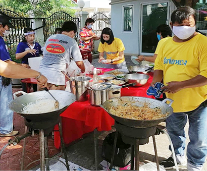 TVタレントのシリポーンさんの実家では毎日食事の提供を続けている。「パッタイ」が人気だとか＝提供写真