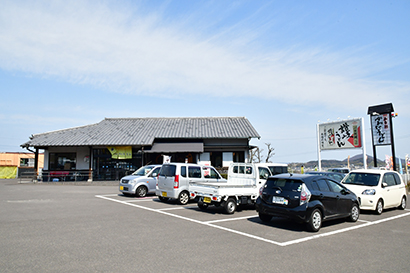 大きな看板が目印「本手打かわたうどん」