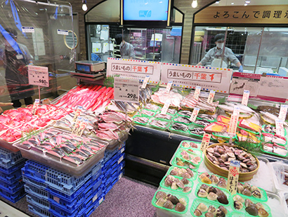 鮮魚売場でも千葉県産の水産品を大きく訴求（イオンスタイル幕張新都心）