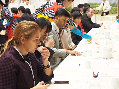 19年の埼玉の高校での在日大使館関係者体験会。日本茶AWARDを通じた国際交流も進む