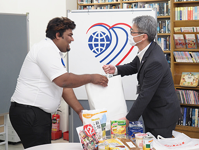17日には協会内で原和彦理事長（右）が留学生へ直接支援品を手渡した