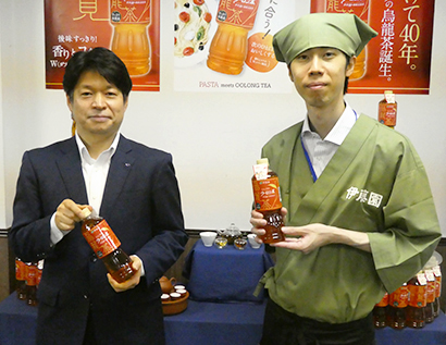 新発売の「烏龍茶」を手にする内山修二マーケティング本部副本部長兼ブランドマネジャー（左）
