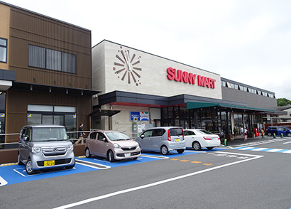 サニーマートは高知市の本社に併設した山手店（左）で今後の売場づくりや商品提案を進める