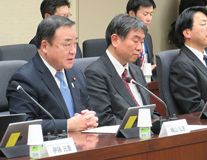 新たなコンビニ検討会には梶山弘志経済産業大臣（左）も出席し、官民挙げて社会インフラのCVSの持続可能性を議論した