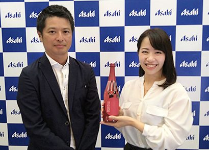 アサヒビールマーケティング本部の倉田剛士新商品開発部長（左）と水谷由布主任
