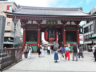 東京の観光名所・浅草雷門。7月の4連休も人はまばら。外食ニーズのけん引を期待されていた訪日外国人観光客の姿はまったくない