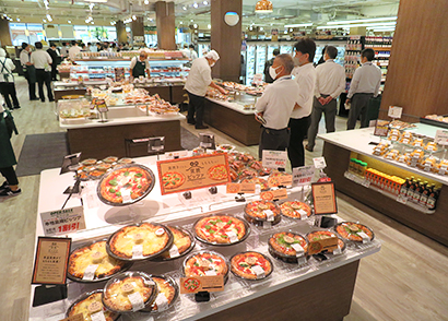 マルエツ横浜最戸店は生鮮惣菜を平台で集合展開して訴求力を高めた