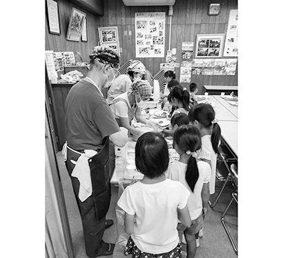 （子ども食堂）　静岡市子ども食堂（食事提供・学習支援・世代間交流の場）の特別協賛会員で、地域支援をしている