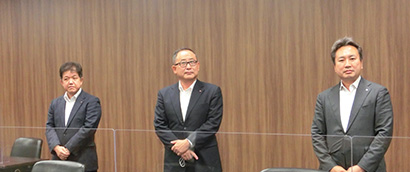 （左から）高浜良一取締役営業本部副本部長、横田和彦専務取締役営業本部長、鶉橋正雄取締役海外本部長