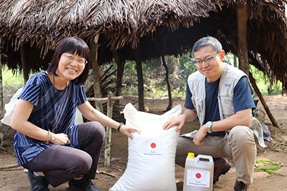 津村康博氏（右）と学校菜園プロジェクトを立ち上げたNGO関係者(C)WFP／Desmond Jones