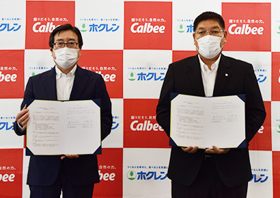 協定文書を手にする伊藤秀二社長（左）と篠原末治会長