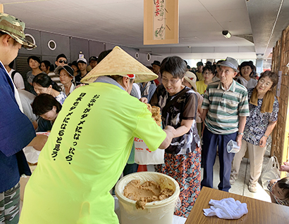 「お味噌がダメになったら、日本もダメになる」。毎年、熱い思いで開催している竹屋の夏祭り企画「みそプラザ」もコロナ禍で今年は無念の中止に＝写真は19年8月