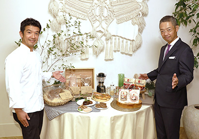 米澤文雄シェフ（左）と嶋裕之新規事業企画部部長