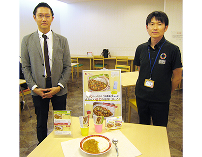 生田幸平広告統括部企画制作課長（左）と小嶋純也環境部ごみ減量推進課主査