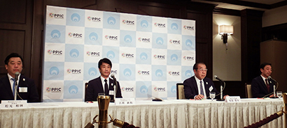左から松元和博取締役、吉田直樹社長CEO、安田隆夫創業会長兼最高顧問、末松広行顧問