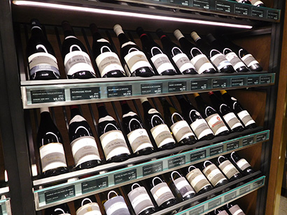 フランスの各産地のワインを取り揃えたワインショップも併設する