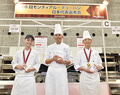 第8回モンディアル・デュ・パン日本代表選考会の表彰式。左から準優勝柳川氏・優勝谷口氏・第3位高橋氏