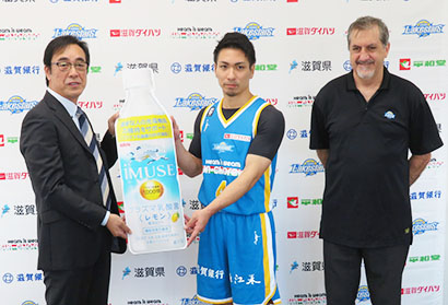 贈呈式に臨む（左から）長田深支社長、狩俣昌也キャプテン、ショーン・デニスヘッドコーチ