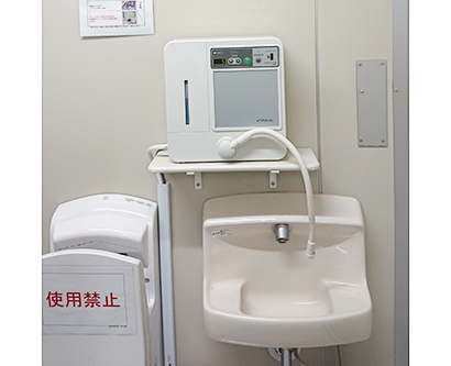 5　食品工場専用ライン前室に設置されている微酸性電解水生成装置。入室時にはここで手洗いを行う「より高度な衛生管理を実現するために導入しました。ウイルス対策のための手洗いや設備の消毒にも使用しています」