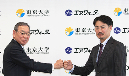 豊田喜久夫AW代表取締役会長・CEO（左）と大石岳史東大生研准教授