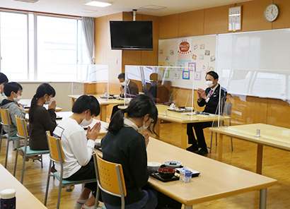 東京都千代田区富士見小学校のだし給食、農水省の葉梨康弘副大臣（右から1人目）も出席した