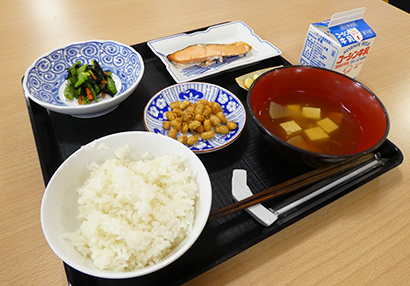 富士見小学校のだし給食。三信工業から食器に現れる文化、思いも伝えられた