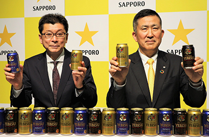 サッポロビールの高島英也社長（右）と野瀬裕之取締役常務執行役員