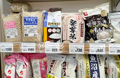 多様な健康米が並ぶ売場で発芽玄米は定位置を確保