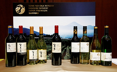フラッグシップの「登美」（中央）をはじめ、高品質な日本ワインを揃える