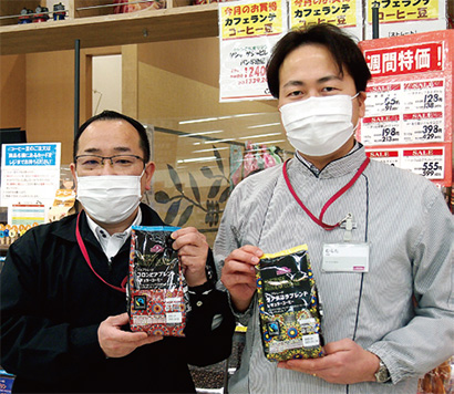 イオン横浜新吉田店の北澤和人店長（左）と村田和也食品課長