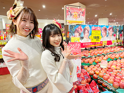 りんご娘が「弘前りんご」PR 今年もみやぎ生協幸町店で - 日本食糧新聞
