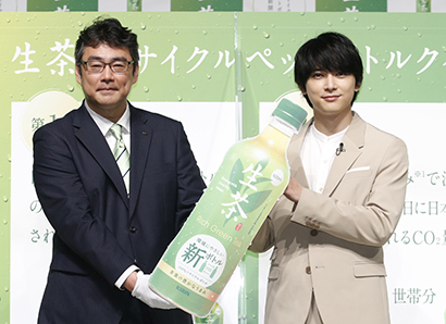 山田雄一執行役員マーケティング部長（左）と同ブランドCMに出演する吉沢亮