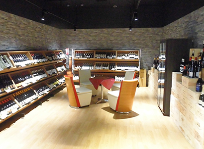ワインのショールームなど、宝探しを連想する店舗設計
