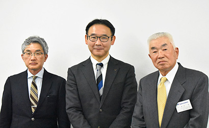 左から菅野進副会長、齊藤顕範会長、岡村智顧問