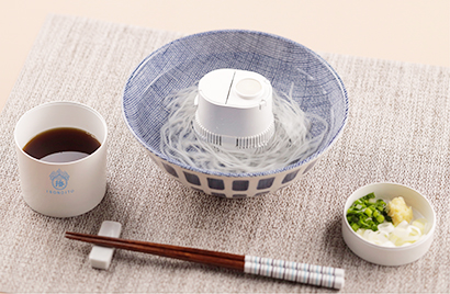 タカラトミーアーツ、持ち運び簡単小型流しそうめん器を発売 - 日本食糧新聞電子版