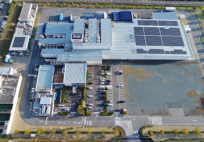 太陽光パネルを設置した東海明治の工場