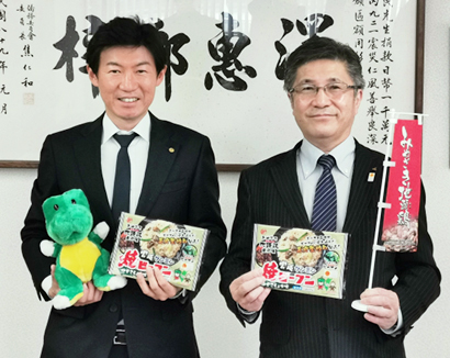 高村祐輝ケンミン食品社長（左）と郡司行敏宮崎県副知事