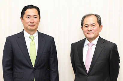 近藤正樹社長（右）と判治孝之常務執行役員