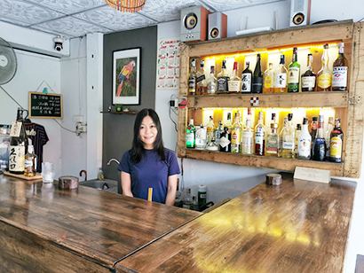 小林史佳さんが経営するバー「夜食堂」は酒類も豊富だ＝タイ・チェンマイで小堀晋一が3月31日写す