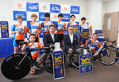 中央左が浅野和男常務、同右が中井裕副学長兼自転車競技部部長