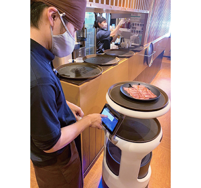 物語コーポレーションでは配膳・運搬ロボットを導入することで人的サービスを手厚く行っている。