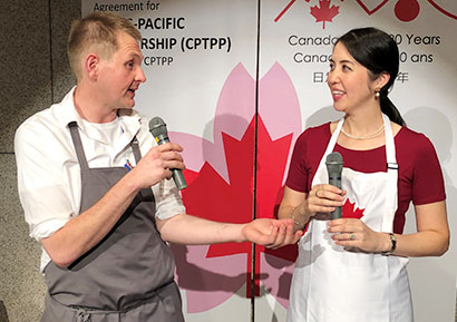 TPP11で恩恵を受けるカナダ産食品を紹介するコレッキ氏（左）と著者（19年10月30日、日加修好90周年記念イベントで）