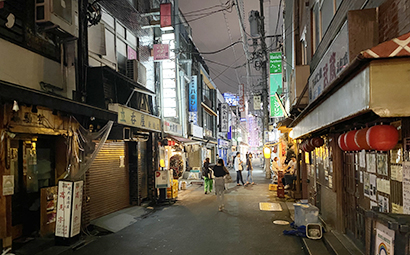 緊急事態宣言中、閑散とした東京・新橋の飲み屋街