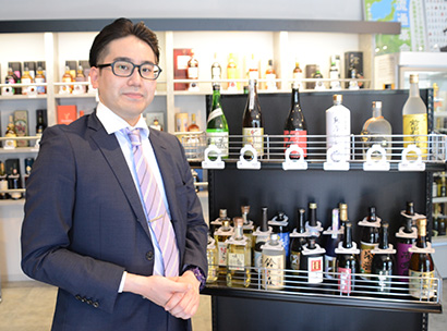 「飲食店から買い取った酒類を国内外で販売できる」と語る酒買取販売事業部の椚春佑東日本ユニットマネージャー