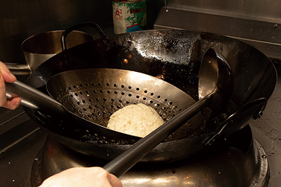 【作り方】1：米粉をこねて発酵させた重量370gほどのタネを……